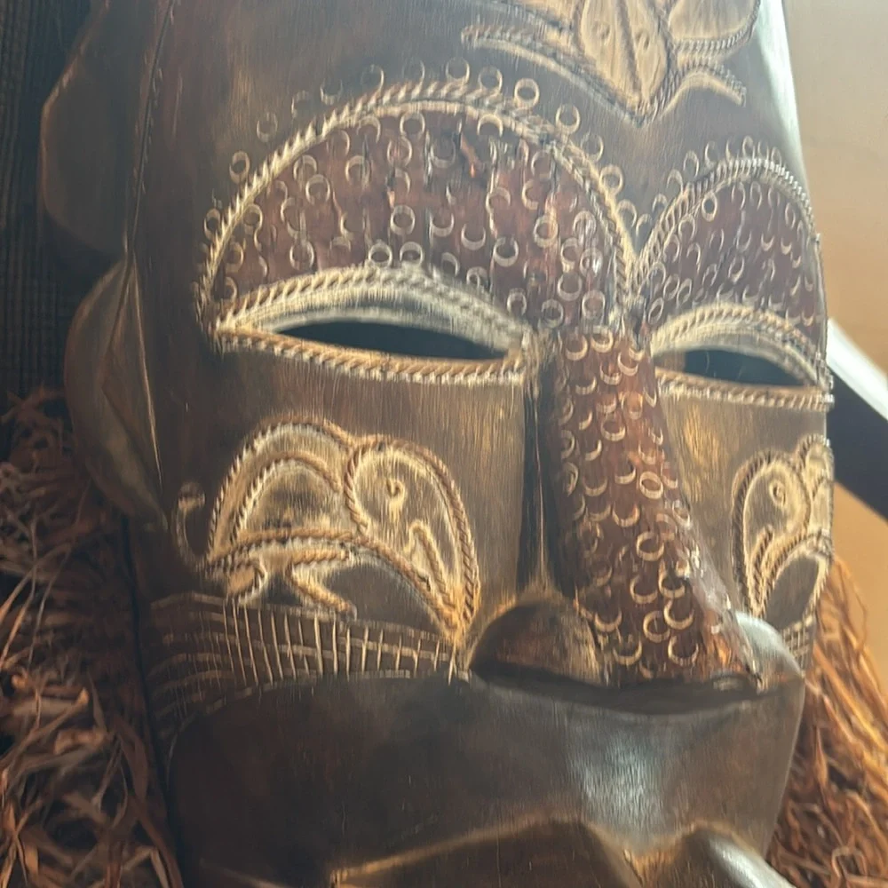 Handcrafted Tribal Mask with Intricate Patterns - Picture 4 of 4